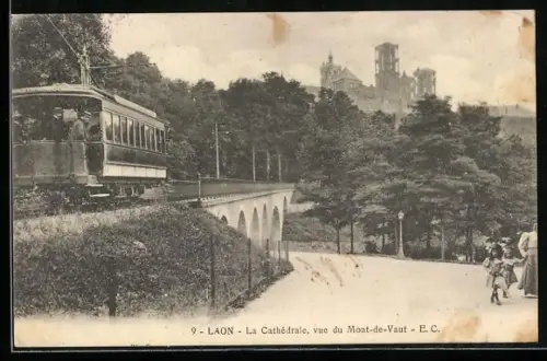 AK Laon, Strassenbahn an der Cathedrale, Mont-de-Vaut