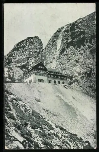 AK Berghotel Wendelsteinhaus, Gesamtansicht mit Gipfelkreuzen