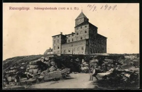 AK Schneegruben-Baude, Wanderer sitzt auf dem Felsen