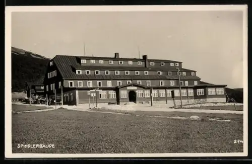 AK Spindlerbaude, Panorama-Ansicht mit Automobilen