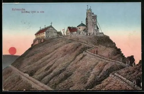 AK Schneekoppenhäuser /Riesengebirge, Bergspitze mit Gebäuden am Abend