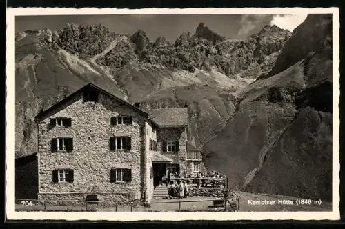 AK Kemptner Hütte, Ausflügler auf der Besucherterrasse vor Bergpanorama