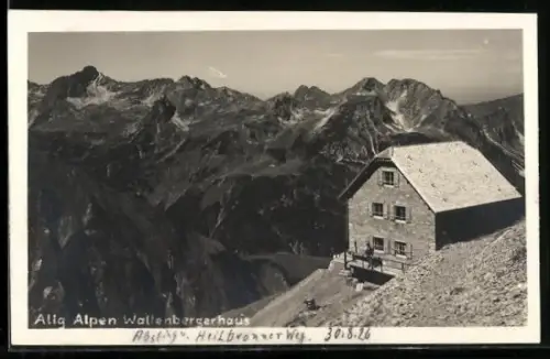 AK Wallenbergerhaus /Allg. Alpen, Besucher vor der Berghütte