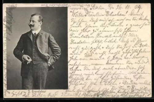 AK S. Translateur im Anzug mit Zigarette