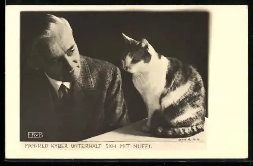 AK Manfred Kyber unterhält sich mit seiner Katze Muffi