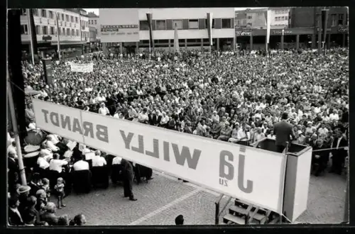 Foto-AK Willy Brandt vor versammelter Menschenmenge