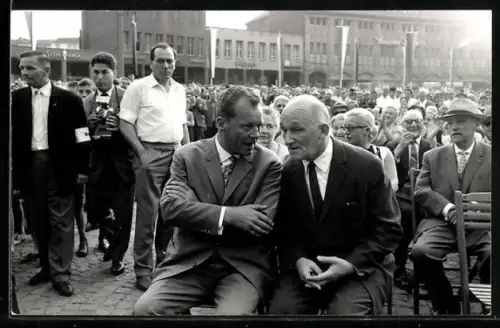 AK Willy Brandt in ein Gespräch vertieft