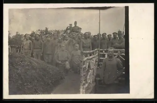 Foto-AK Kriegsgefangene in Uniformen