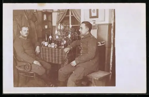 Foto-AK Zwei Soldaten an einem Tisch mit Weihnachtsbaum 1919