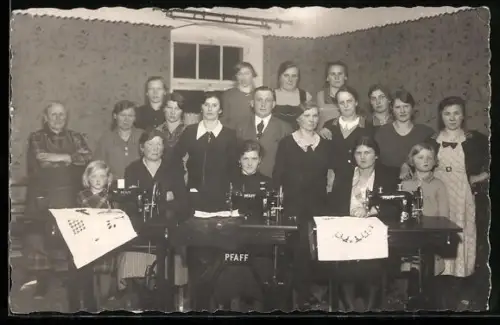 Foto-AK Gruppenbild mit drei Pfaff-Nähmaschinen