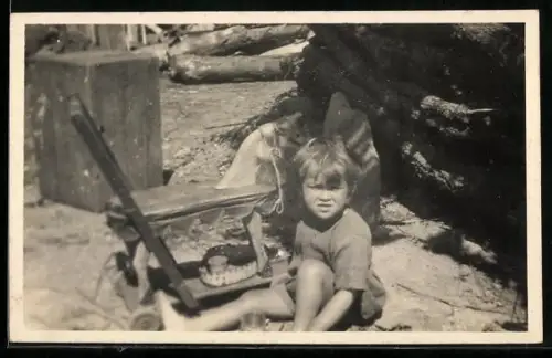 Foto-AK Kleines Kind mit Pferdespielzeug auf Rollen