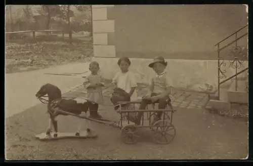 Foto-AK Kinder mit einem Pferdekutschen-Spielzeug