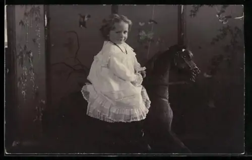 AK Kleines Kind auf einem Schaukelpferd sitzend