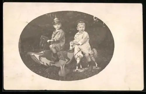 Foto-AK Zwei Jungen auf Schaukelpferd und Pferdespielzeug mit Kaninchen im Garten