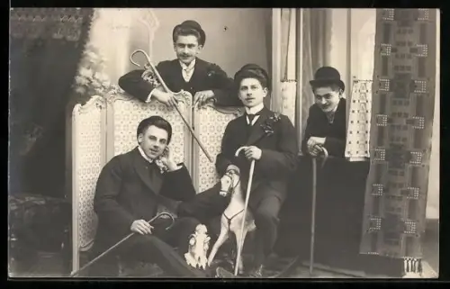 AK Männer in Anzügen mit Schaukelpferd und Puppe