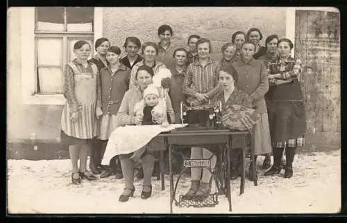 Foto-AK Gruppenbild mit Singer Nähmaschine im Schnee