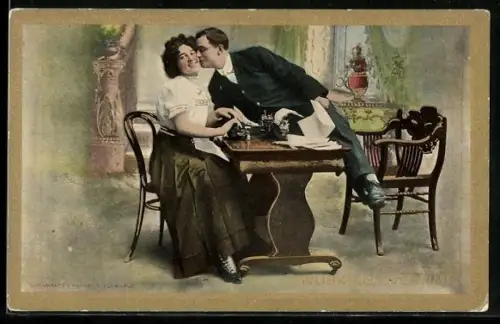 AK Dame sitzt mit Schreibmaschine am Tisch, Mann lehnt sich zu ihr