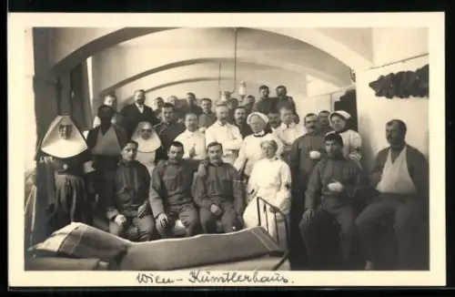 Foto-AK Wien, Soldaten mit Rotes Kreuz Krankenschwestern