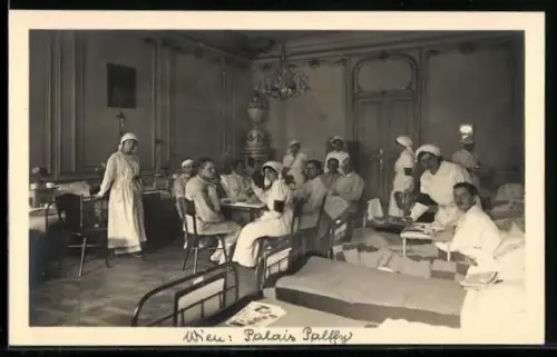 Foto-AK Wien, Rotes Kreuz Krankenschwestern mit Soldaten im Palais Palffy