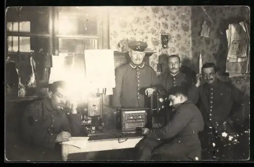 Foto-AK Soldaten der Kommunikation in einem Zimmer
