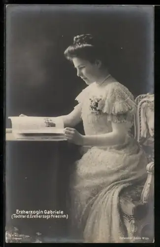 AK Erzherzogin Gabriele in einem Buch lesend, Tochter des Erzherzogs Friedrich