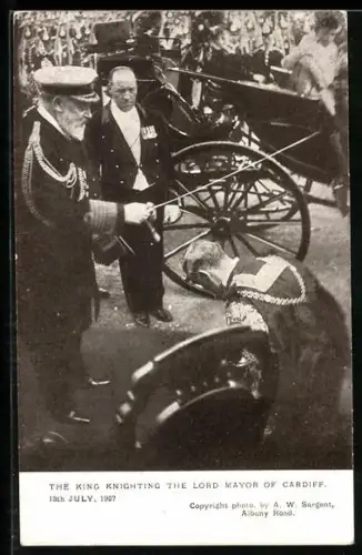AK The King von England knighting the Lord Mayor of Cardiff, 1907