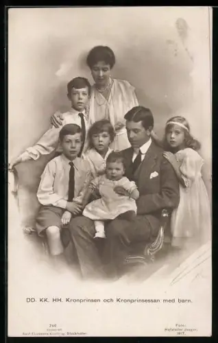 AK Kronprinzenpaar von Schweden mit ihren Kindern