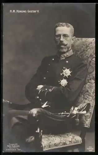 AK H. M. Konung Gustaf V., König Gustaf V. von Schweden auf einem Sessel
