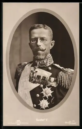 AK König Gustav V. von Schweden in Uniform mit grosser Ordensspange und Bruststernen