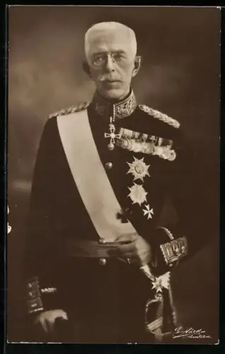 AK König Gustav V. von Schweden in Uniform mit grosser Ordensspange und Säbel