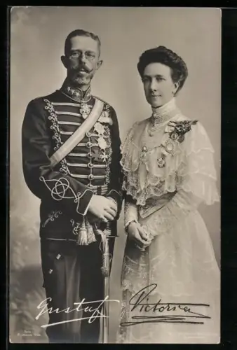 AK König Gustaf von Schweden in Uniform mit seiner Gemahlin Victoria
