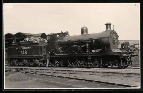 AK Britische Lokomotive Nr. 748 der Southern Railway mit Kohlentender, englische Eisenbahn