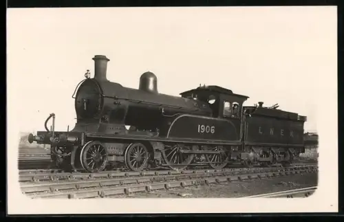 Foto-AK Britische Lokomotive Nr. 1906 der LNER mit Tender, Lokführer im Fahrstand, englische Eisenbahn