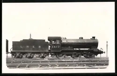 Foto-AK Britische Lokomotive Nr. 1417 der LNER mit Kohlentender in Seitenansicht, englische Eisenbahn
