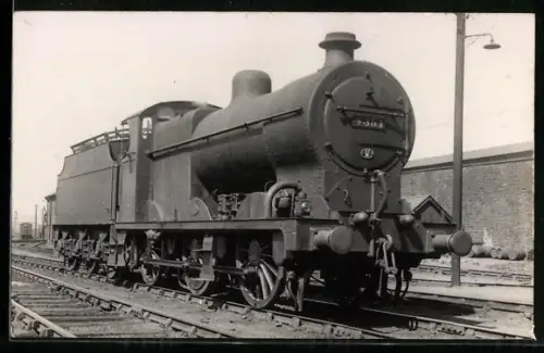 Foto-AK Britische Lokomotive Nr. 4351 mit Tender in einem Bahndepot, englische Eisenbahn