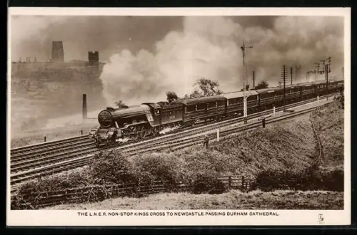 AK The L.N.E.R. Non-Stop Kings Cross to Newcastle passing Durham Cathedral, englische Eisenbahn