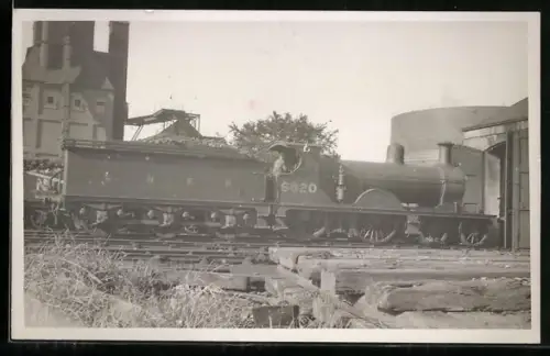 Foto-AK Britische Lokomotive Nr. 6820 der LNER vor Einfahrt in einen Lokschuppen, englische Eisenbahn