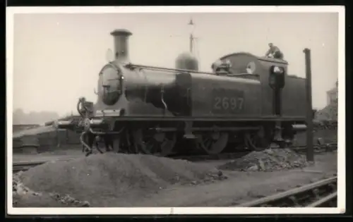 Foto-AK Britische Lokomotive Nr. 2697 der Southern Railway, Lokführer auf dem Fahrstand, englische Eisenbahn