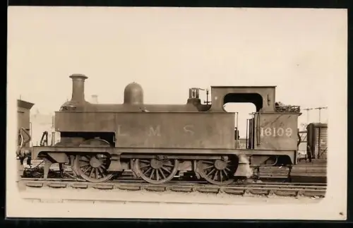 Foto-AK Britische Lokomotive Nr. 16109 der LMS in Seitenansicht, englische Eisenbahn