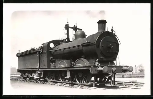 Foto-AK Britische Lokomotive Nr. 2518 mit Kohlentender, Lokführer und Heizer auf Fahrstand, englische Eisenbahn