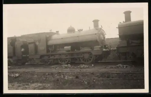 Foto-AK Britische Lokomotive Nr. 1958 mit weiteren Lokomotiven zusammengekoppelt, englische Eisenbahn