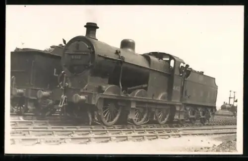 AK Britische Lokomotive Nr. 4412 der LMS mit Kohlentender, Lokführer und Heizer im Fahrstand, englische Eisenbahn