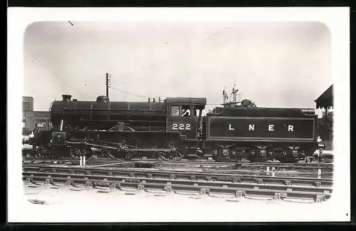 Foto-AK Britische Lokomotive Nr. 222 der LNER mit Tender in Seitenansicht, englische Eisenbahn