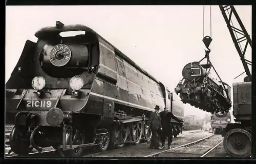AK Britische Lokomotive West Country der Southern Railway mit stromlinienförmiger Verkleidung, Lokomotive am Kran