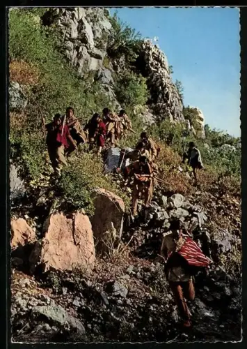 AK Film Old Shatterhand nach Karl May, Indianer auf dem Marsch im Gebirge