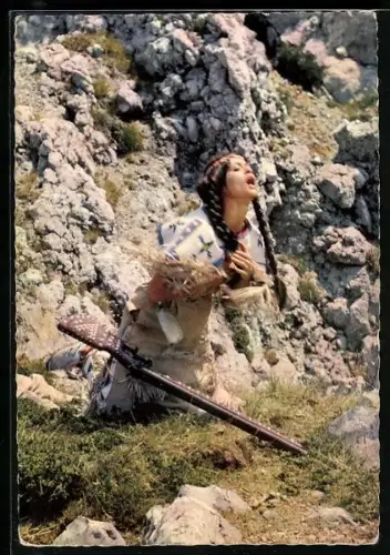 AK Szene aus Winnetou 1 nach Karl May, Marie Versini als Nscho-Tschi nach dem Eintreffen eines tödlichen Schusses