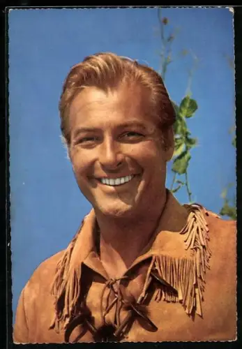 AK Film Winnetou, 1. Teil, Lex Barker grinsend in einer Spielszene, Karl May
