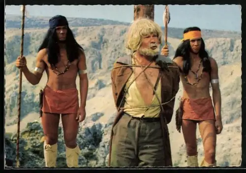 AK Filmszene aus Karl May-Film Winnetou I., Sam Hawkens am Marterpfahl wird von zwei Apachen bewacht