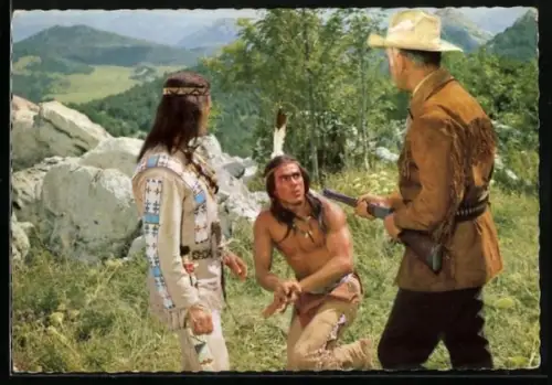 AK Unter Geiern, Winnetou hat von einem Hügel aus den Überfall beobachtet