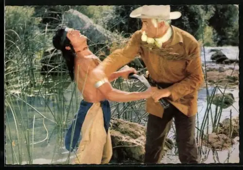 AK Filmszene aus Karl Mays Unter Geiern, Stewart Granger beim Kampf